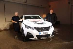 Pressechef for Peugeot Danmark, Hanne Langsig Sørensen og formand for MKD Ebeb Sommerlund