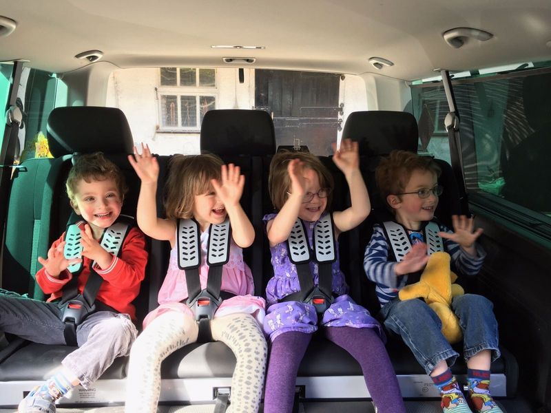 Genial autostol | Sikker og praktisk løsning giver plads til flere børn bilen